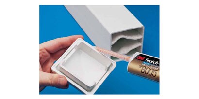 Aplikace akrylového lepidla 3M™ Scotch-Weld™ s nízkým zápachem DP8805NS
