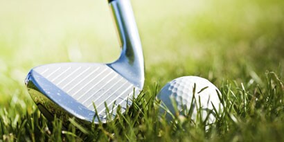 Golfová hůl odpalujicí golfový míček
