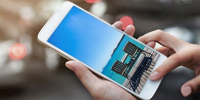 Člověk sledující telefon

