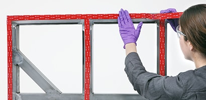 Lepení panelů k rámům a výztuh k panelům
