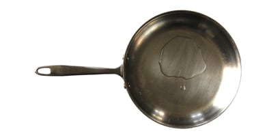 Příklad dobré smáčivosti – voda se roztéká
