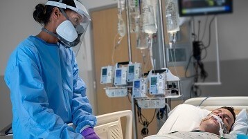 Pracovníci s ochranou dýchacích cest na jednotce intenzivní péče
