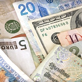 Přečtěte si o kroku 5, nákladových implikacích, při použití metody ASPEC od společnosti 3M. Obrázek různých měn.