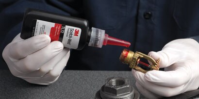 Produkty na zajištění závitů 3M™ Scotch-Weld™ TL72 aplikované na stropní požární kropič

