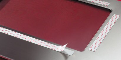 VHB na rám před připojením ke kovovému povrchu
