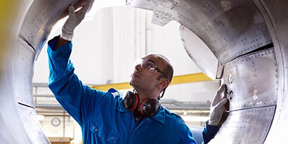 Letecký technik kontrolující obraceč tahu 737
